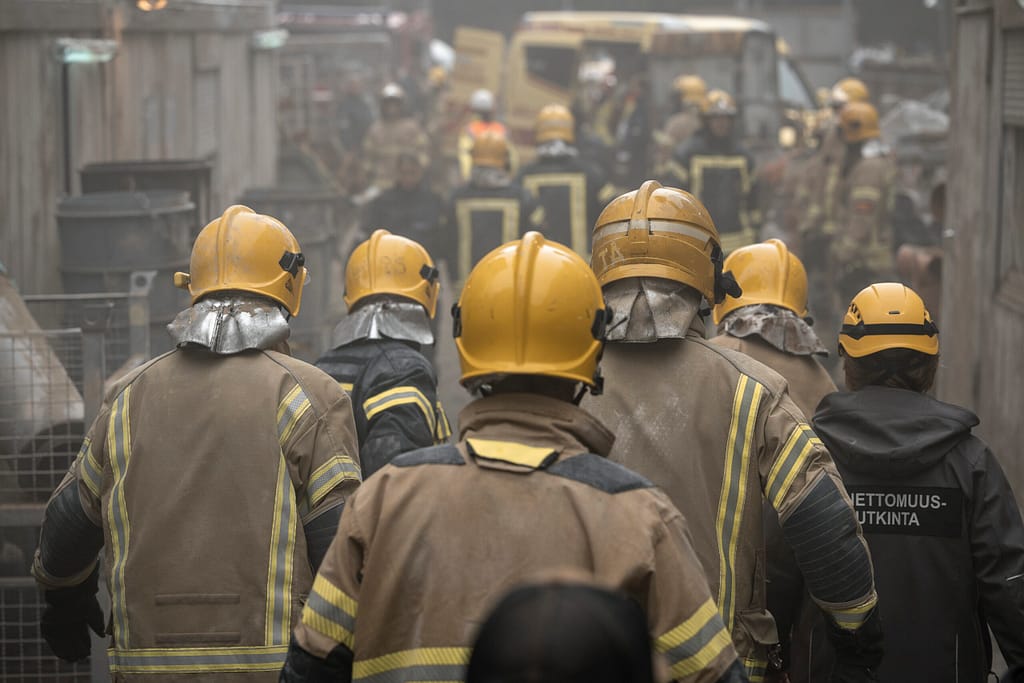 Seconds, season 2, episode 9. Marita Kaila (Leena Pöysti) with rescuers at the accident site.